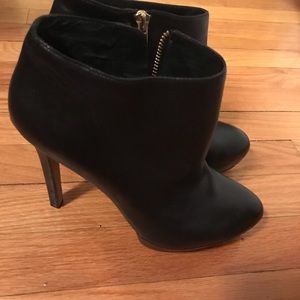 VINCE CAMUTO LEATHER BOOTIES